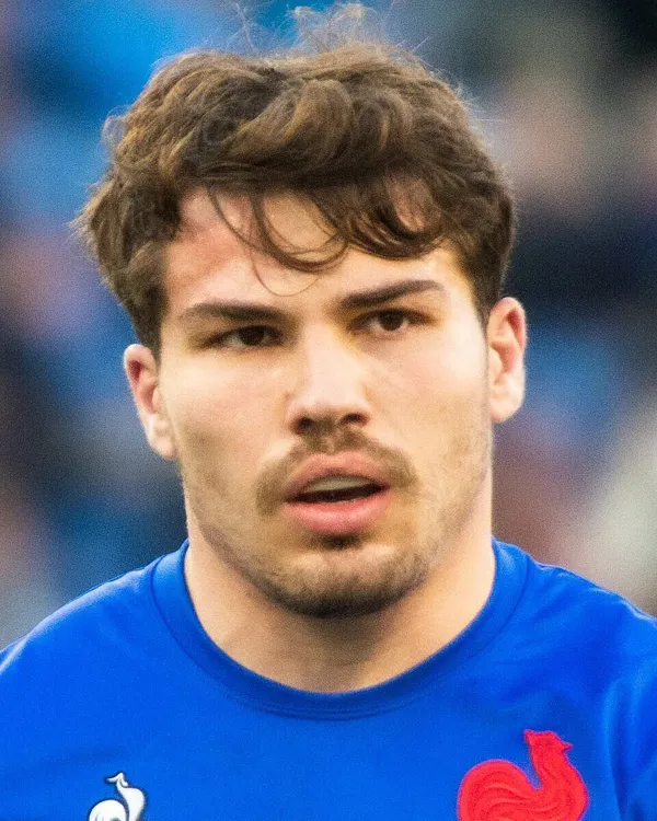 Antoine Dupont avec le maillot du XV de France