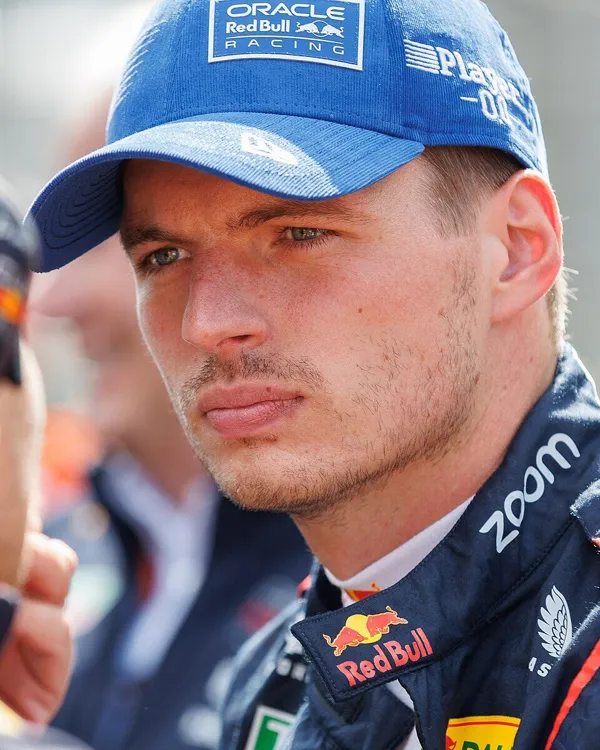 Portrait de Max Verstappen avec sa casquette Red Bull Racing