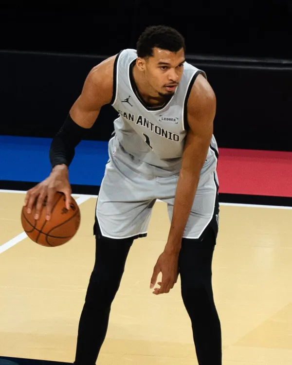 Victor Wembanyama avec le maillot des San Antonio Spurs