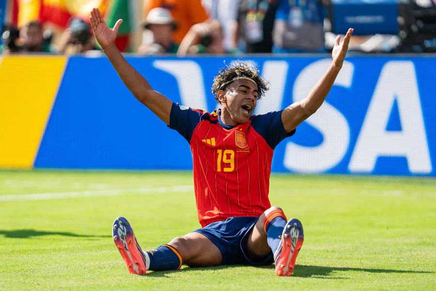 Lamine Yamal, bras levés, sous le maillot de l’Espagne
